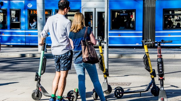 31230038-elsparkcyklar-och-turister.webb