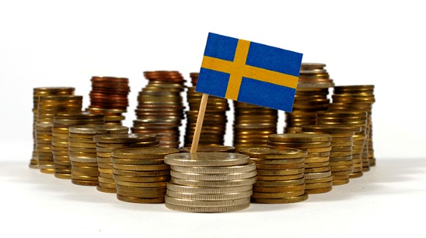 Travar med pengar och svenska flaggan