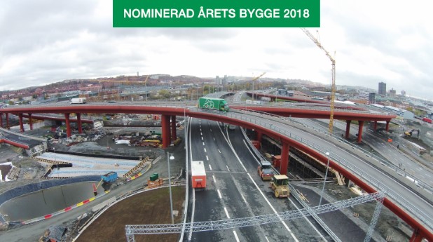 Skanska byggde Partihallsbron för fem år sedan. Peab har nu byggt två broar under den samt två tråg som ska bli nedfarten till det som ska bli nya tunneln under Göta Älv.