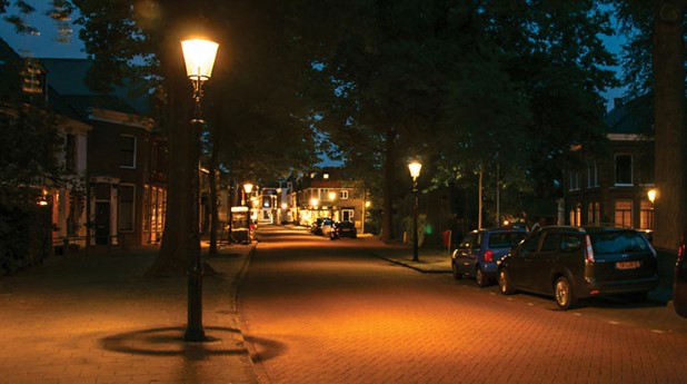 41726081-night-view-of-wide-street-and-lamp-post-light-in-weesp-1
