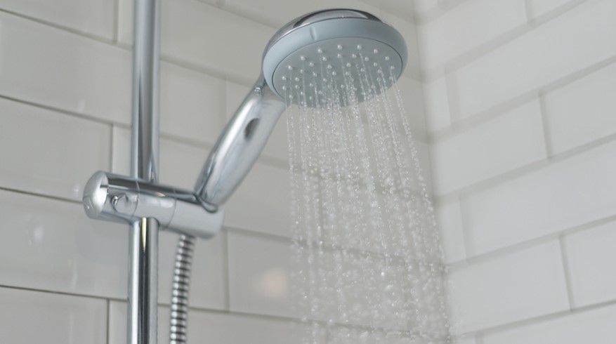 Legionella finns i dricksvatten och smittar via vattendroppar, som till exempel i duschen. Foto: Mostphotos