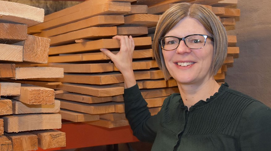 Forskaren Maria Fredriksson och träplankor