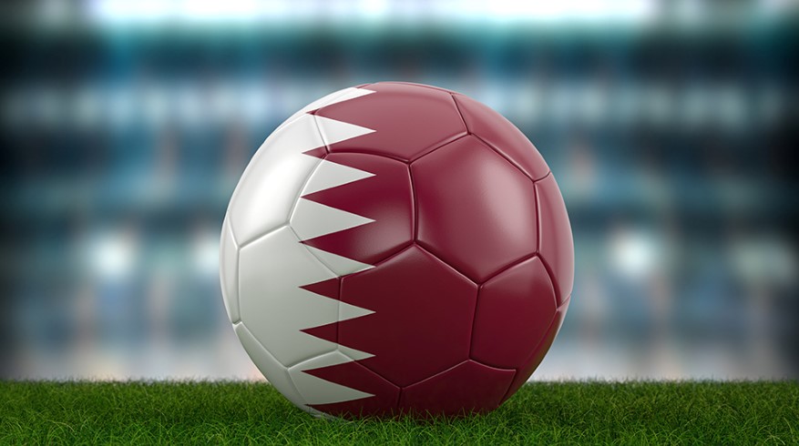 Fotboll med Qatars flagga.