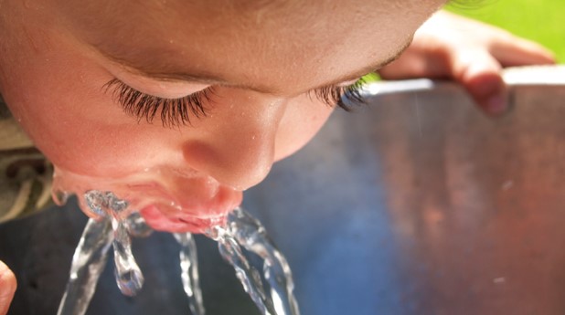 Barn som dricker vatten