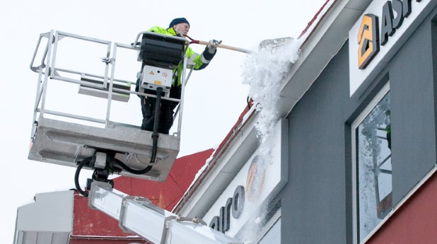 Snöskottning på tak