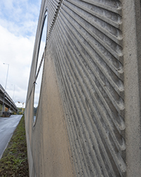 Närbild på ett betongelement på Tomteboda.