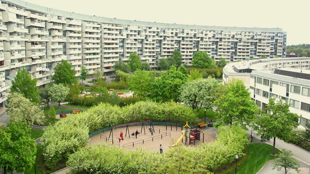 Miljonprogramshus i Täby kommun med gröna utemiljöer