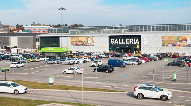 handelsområde med parkeringsplatser