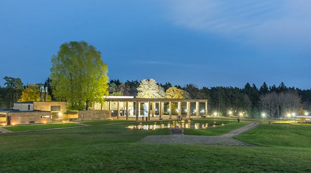 23207140-skogskrematoriet-pa-skogskyrkogarden-pa-allhelgonanatten-med-alla-sin-tanda-ljus_roland-lundgren