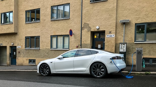 22550936-electric-car-charging-station-in-oslo